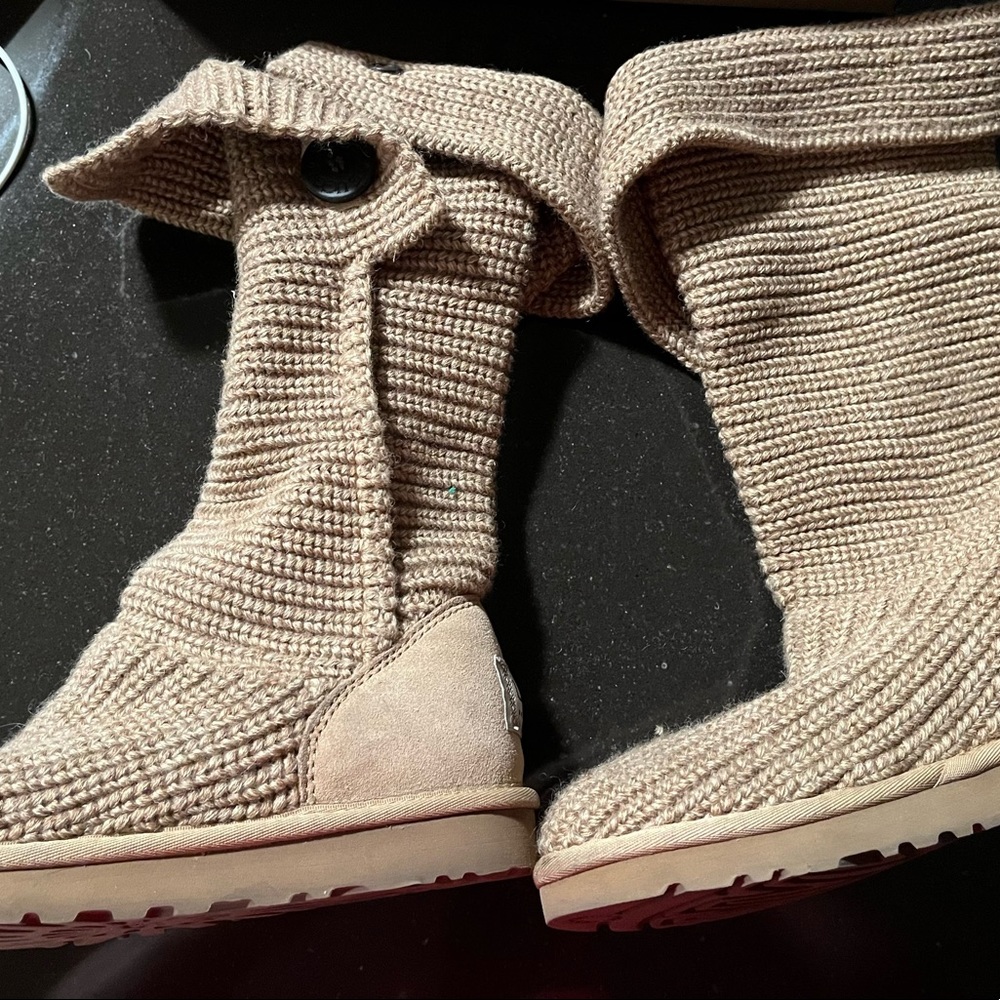 Size 8 Womens UGG Boots Oat Color. Only worn once!